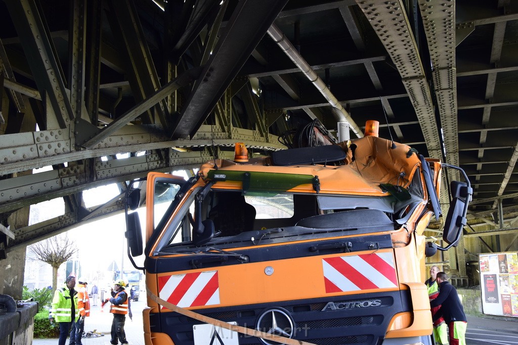 LKW blieb unter Bruecke haengen Koeln Deutz Deutz Muelheimerstr P136.JPG - Miklos Laubert